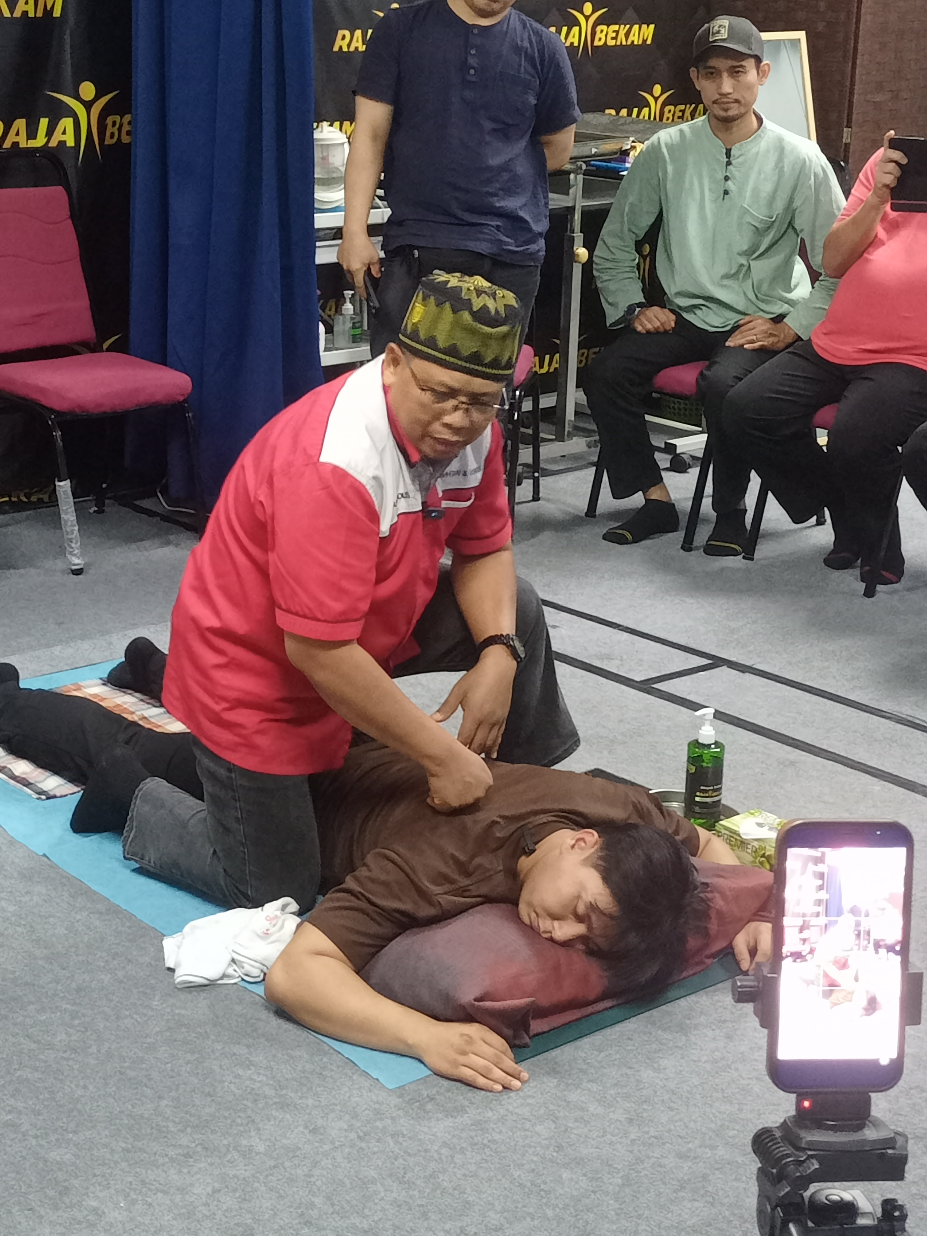 Demonstrasi praktikal Kursus Urutan dan Pembetulan Tulang Raja Bekam